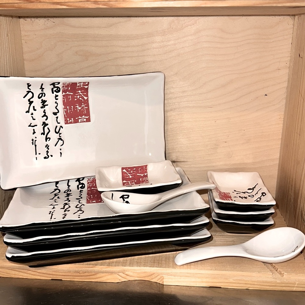 10 piece sushi set. Like new